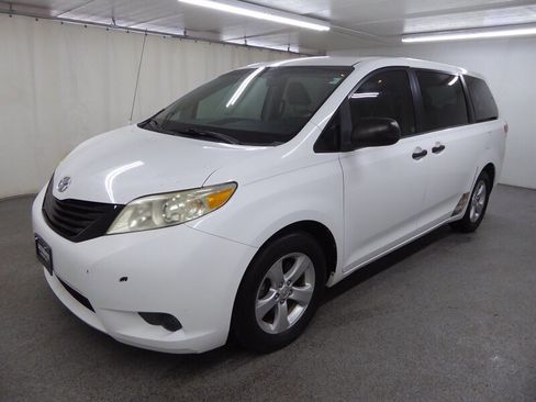 Used 2013 Toyota Sienna L image 3