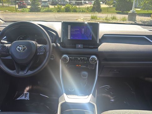 Used 2025 Toyota RAV4 XLE AWD/4WD image 23