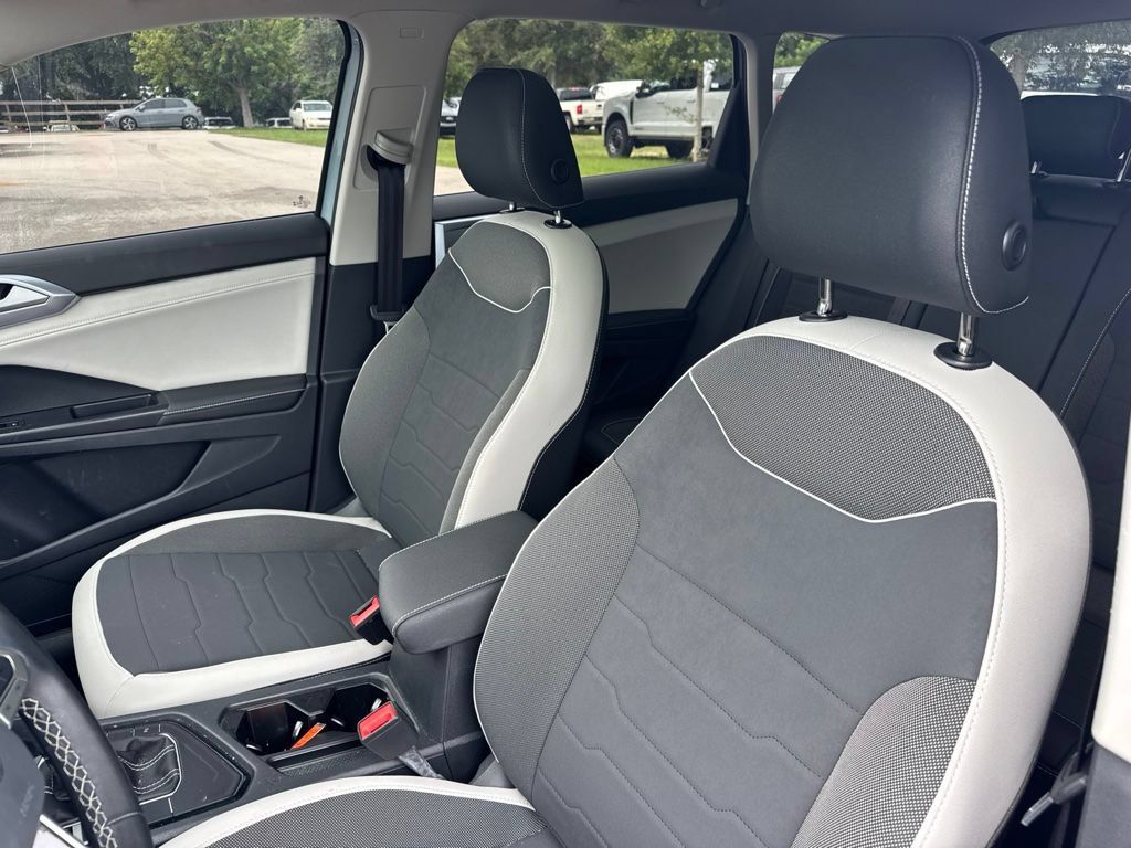 Used 2025 Volkswagen Taos SE w/ Panoramic Sunroof Package FWD image 10