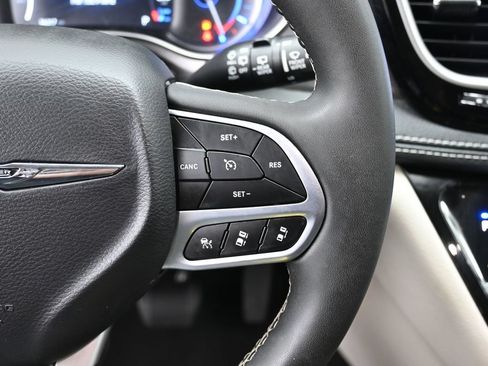Used 2023 Chrysler Pacifica Touring-L FWD image 18