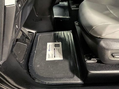 Used 2025 Toyota Sienna XLE image 19