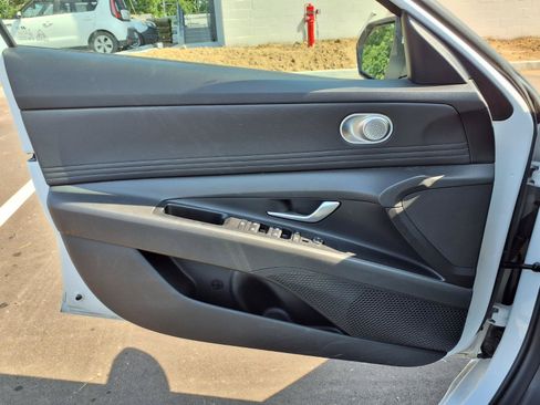 Used 2025 Hyundai Elantra SEL FWD image 19