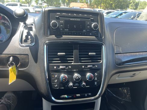 Used 2017 Dodge Grand Caravan SE w/ UConnect Hands-Free Group FWD image 19