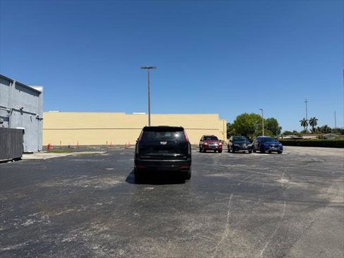 Used 2023 Cadillac Escalade ESV Sport image 4