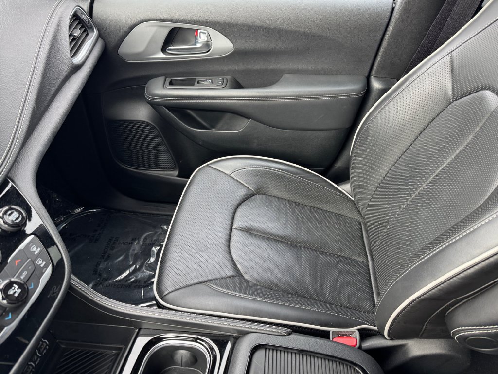 Used 2025 Chrysler Pacifica Limited FWD image 30