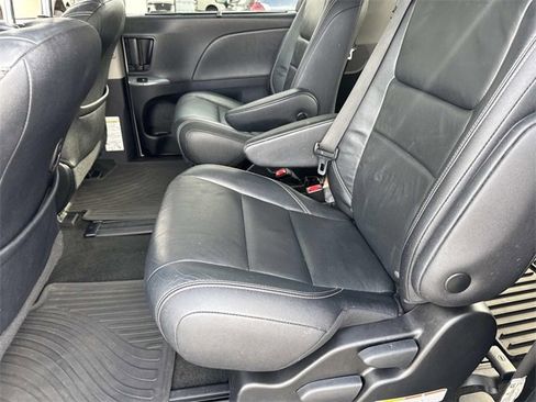 Used 2019 Toyota Sienna SE image 16