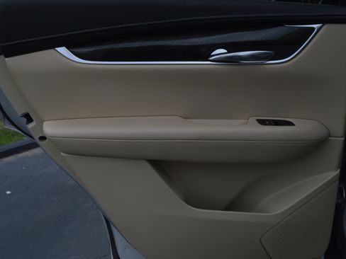 Used 2018 Cadillac XT5 FWD image 27