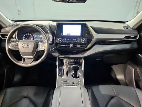 Used 2025 Toyota Highlander XLE AWD/4WD image 10