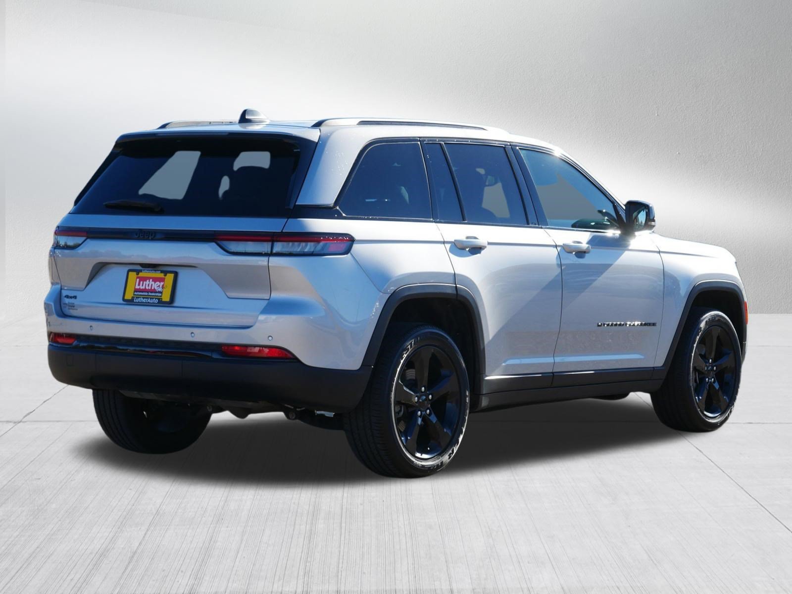 Used 2023 Jeep Grand Cherokee Altitude AWD/4WD image 7