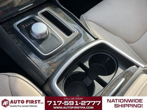 Used 2018 Chrysler 300 Limited RWD image 24