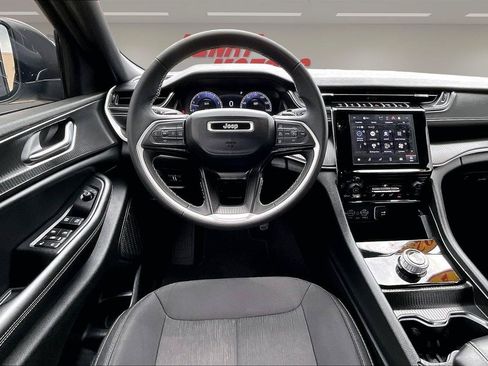 Used 2024 Jeep Grand Cherokee Laredo AWD/4WD image 8