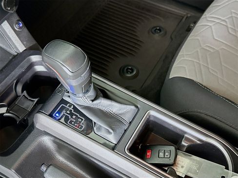 Used 2022 Toyota Tacoma TRD Off-Road image 17