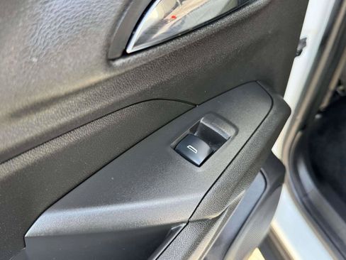 Used 2025 Chevrolet Trax RS w/ Sunroof Package FWD image 37