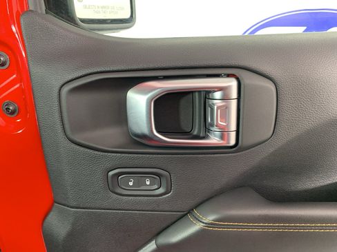 Used 2025 Jeep Wrangler Unlimited Sahara AWD/4WD image 40