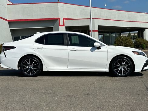 Used 2024 Toyota Camry SE FWD image 6