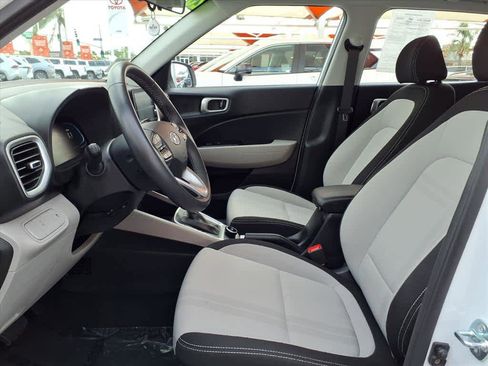 Used 2025 Hyundai Venue SEL image 19
