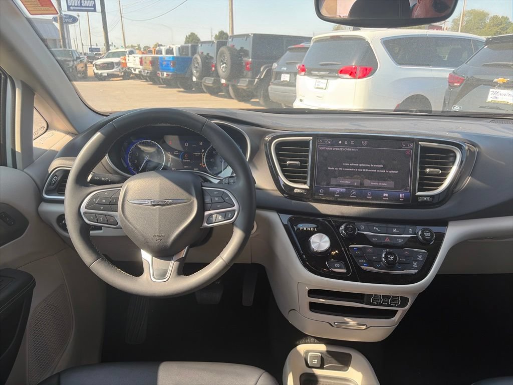Used 2024 Chrysler Pacifica Touring-L FWD image 13
