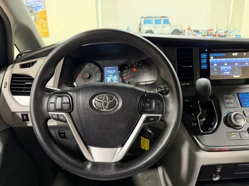 Used 2015 Toyota Sienna LE AWD/4WD image 59