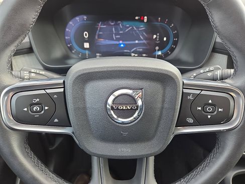 Used 2025 Volvo XC40 B5 Plus image 24