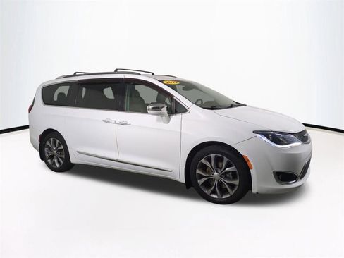 Used 2019 Chrysler Pacifica Limited w/ Tire & Wheel Group image 2