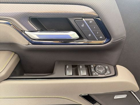 Used 2025 Chevrolet Silverado 2500 ZR2 w/ Technology Package image 13