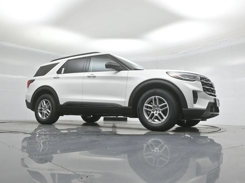 New 2026 Ford Explorer Active RWD image 3