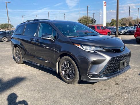 Certified 2025 Toyota Sienna XSE image 3