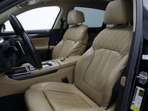 Used 2022 BMW 740i w/ Premium Package RWD image 17