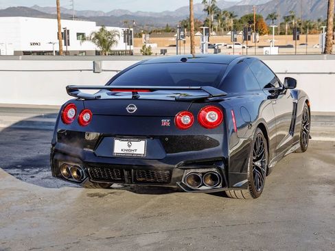 Used 2024 Nissan GT-R Premium w/ Premium Interior Package image 8