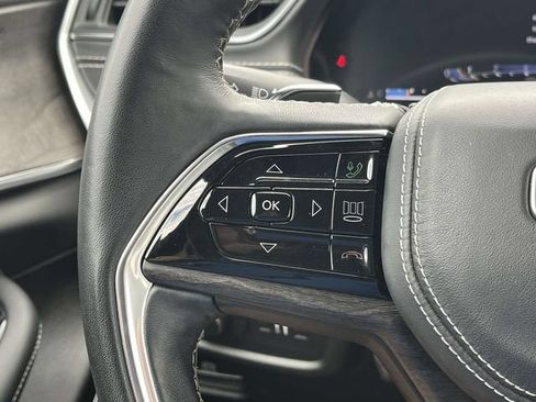 Used 2022 Jeep Grand Cherokee Overland w/ Luxury Tech Group IV AWD/4WD image 28