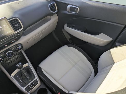 Certified 2024 Hyundai Venue SEL image 17