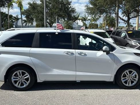 Used 2025 Toyota Sienna Limited image 11
