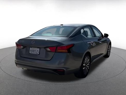 Used 2025 Nissan Altima 2.5 SV FWD image 14