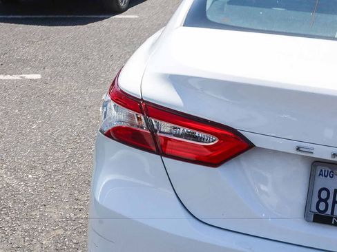 Used 2018 Toyota Camry LE FWD image 8