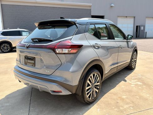 Used 2024 Nissan Kicks SV FWD image 3