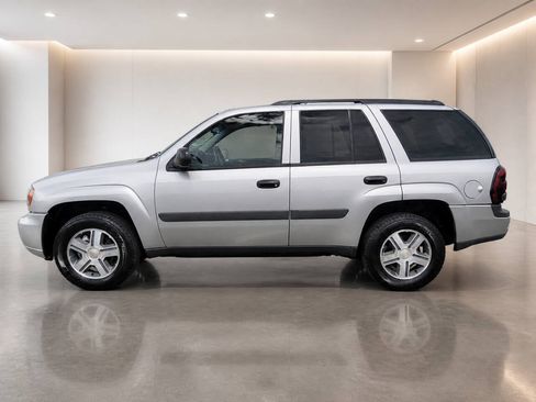 Used 2005 Chevrolet TrailBlazer LS w/ LS Preferred Equipment Group AWD/4WD image 2