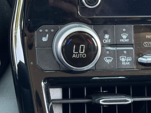 Used 2023 Toyota Highlander XLE FWD image 18