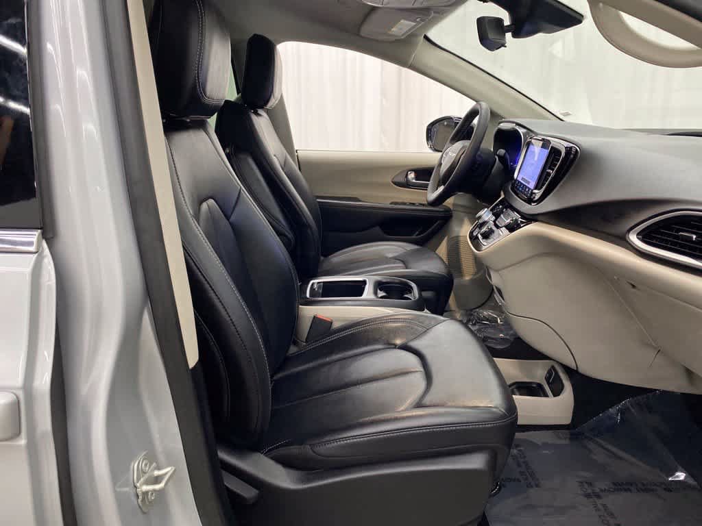 Used 2024 Chrysler Pacifica Touring-L FWD image 17