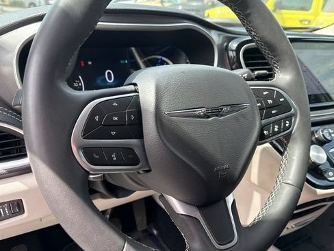 Used 2023 Chrysler Pacifica Touring-L FWD image 14