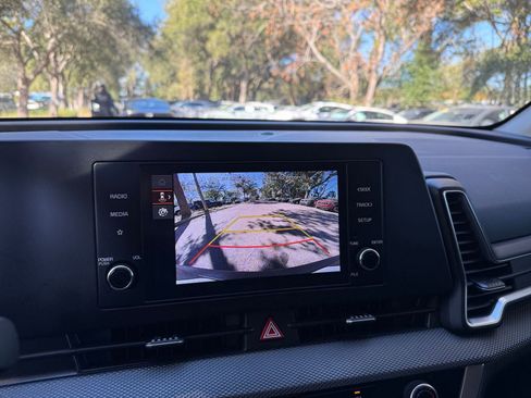 Used 2025 Kia Sportage LX image 17