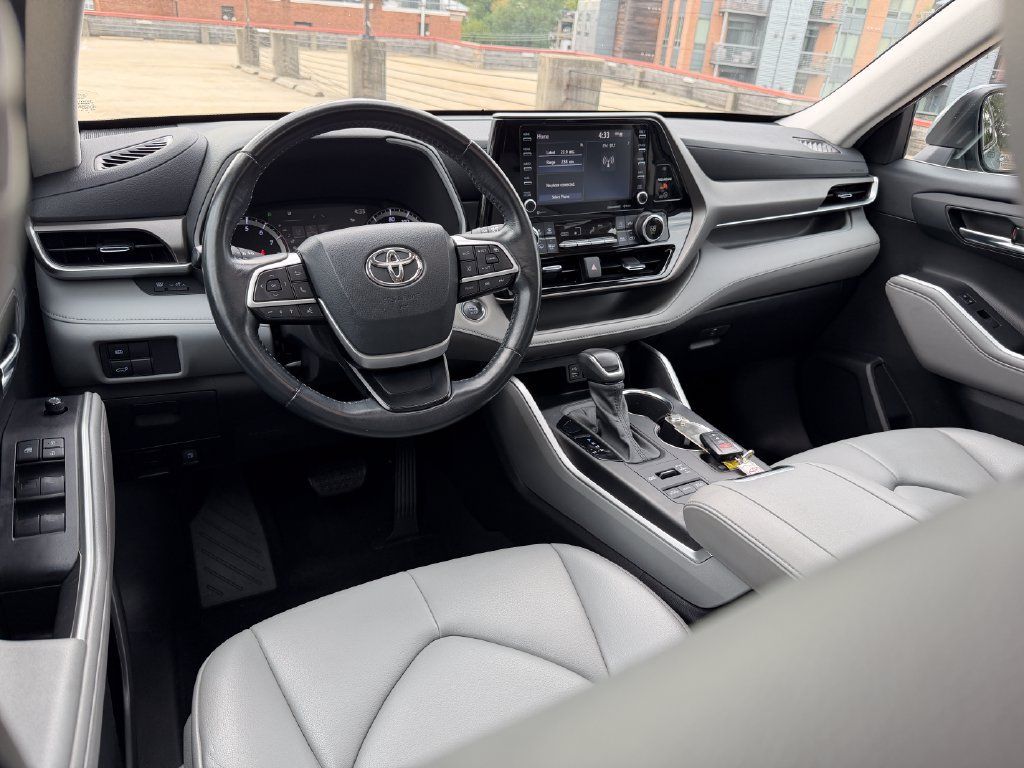 Used 2022 Toyota Highlander XLE w/ Protection Package #3 (TMS) AWD/4WD image 13