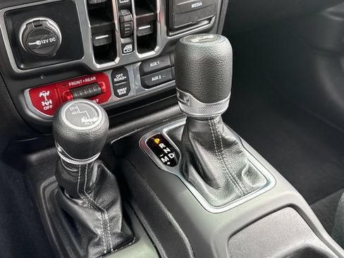 Used 2025 Jeep Wrangler Unlimited Rubicon AWD/4WD image 33