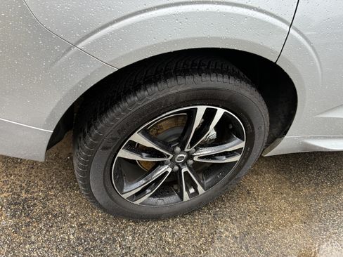 Used 2019 Volvo XC60 T5 Momentum w/ Multimedia Package AWD/4WD image 9