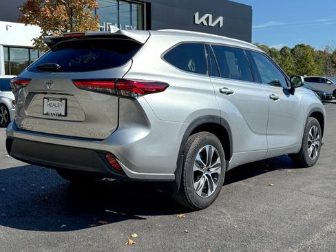 Used 2022 Toyota Highlander XLE image 7