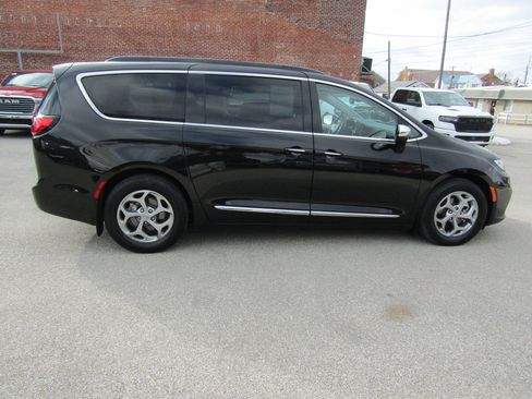 Used 2023 Chrysler Pacifica Limited image 2