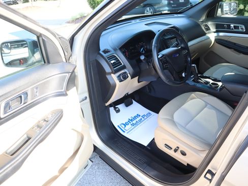 Used 2017 Ford Explorer XLT FWD image 3