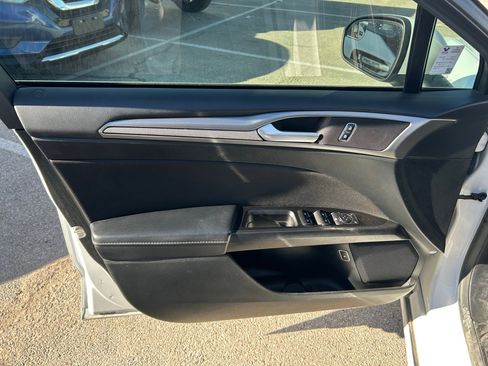 Used 2017 Ford Fusion SE image 11