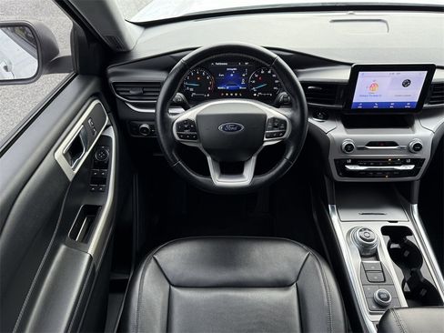 Used 2021 Ford Explorer XLT w/ Equipment Group 202A image 11