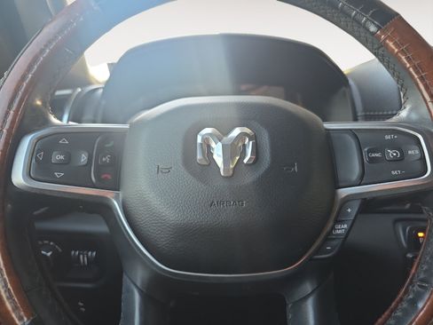 Used 2019 RAM 1500 Laramie AWD/4WD image 10