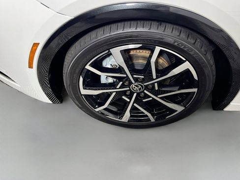 Used 2025 Toyota Prius Plug-In Hybrid image 14